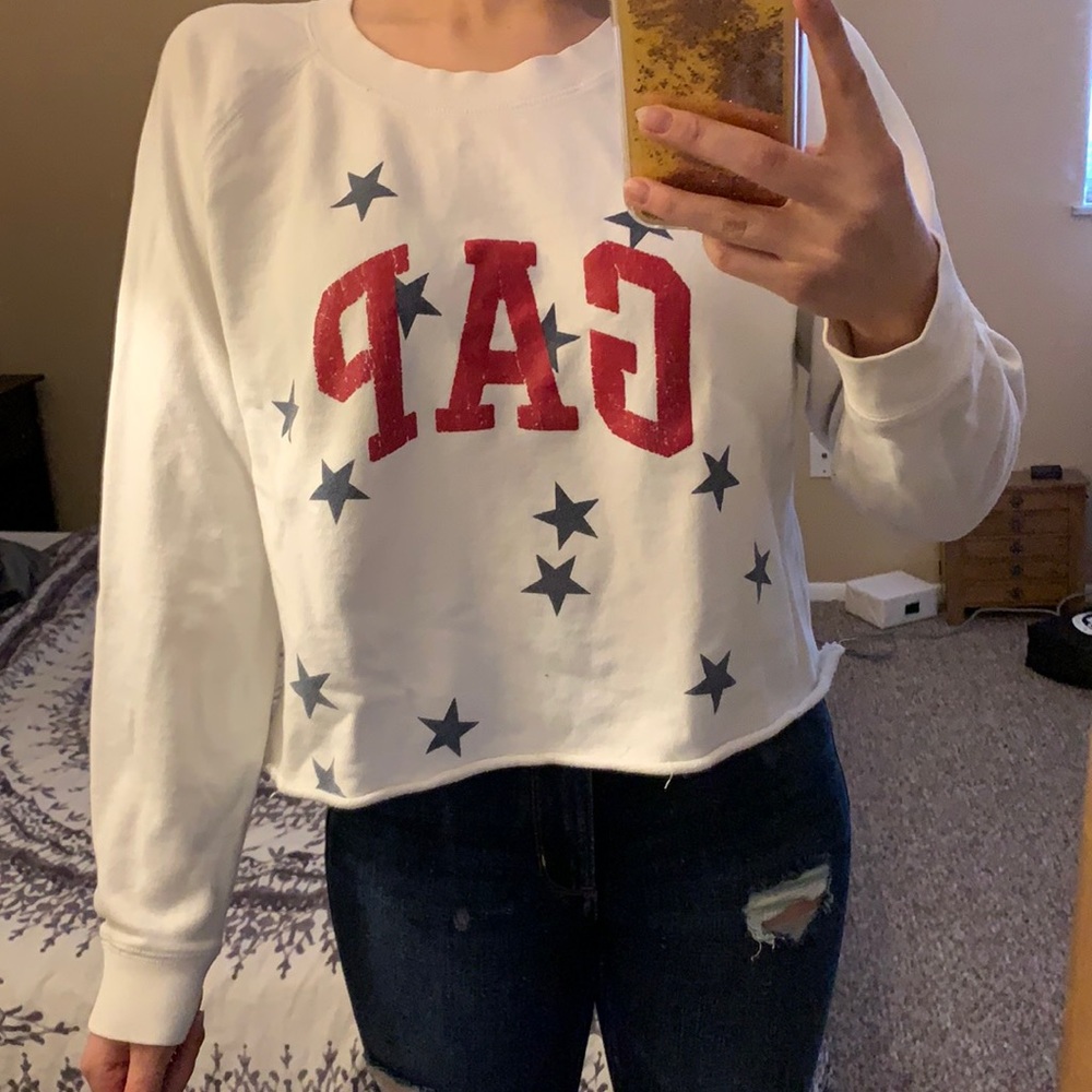 Cropped GAP Star Crew Neck